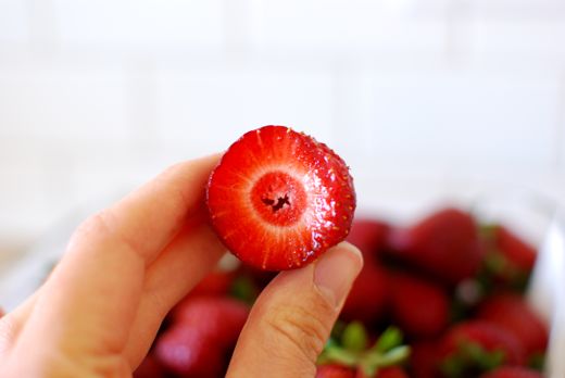 choose ripe strawberries