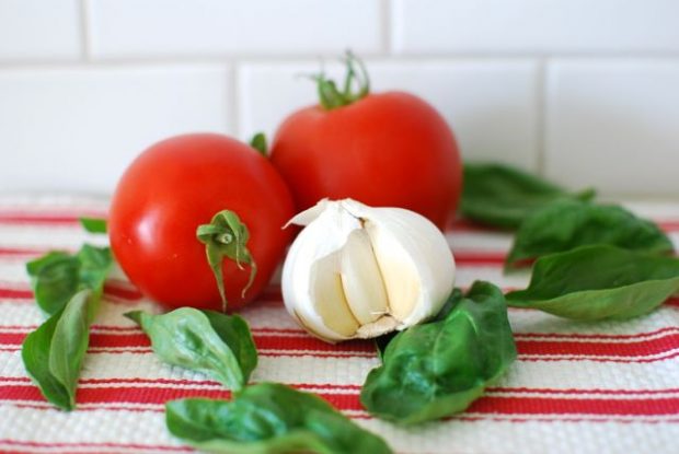 Fresh Tomato Sauce in 5 Minutes - Eating Made Easy