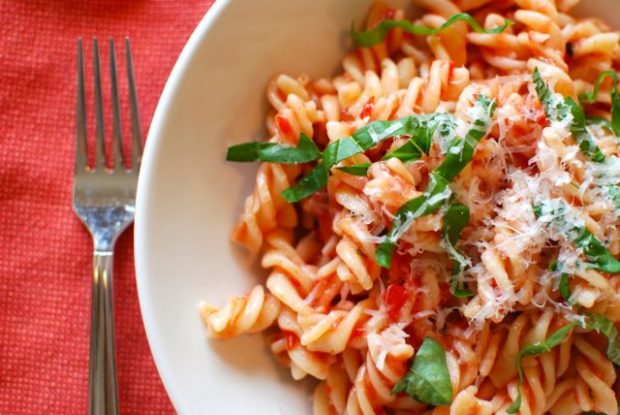 Fresh Tomato Sauce in 5 Minutes - Eating Made Easy