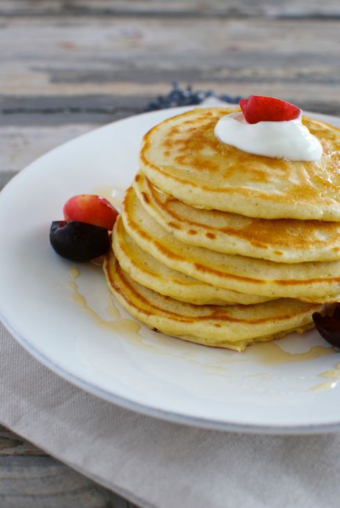 Cardamom pancakes with yogurt and fresh cherries