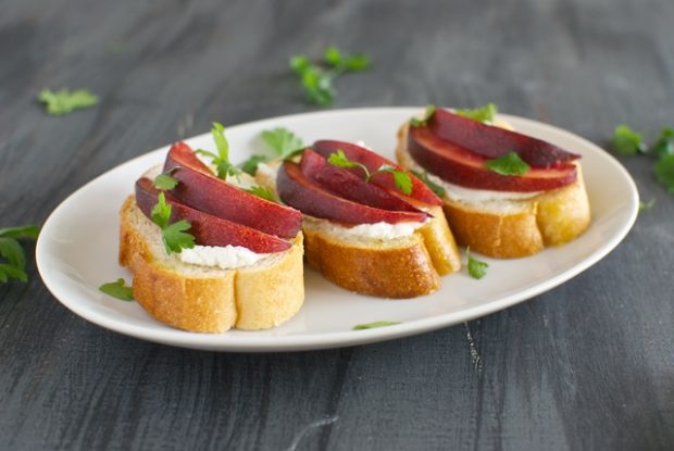 Crostini with Nectarines and Goat Cheese