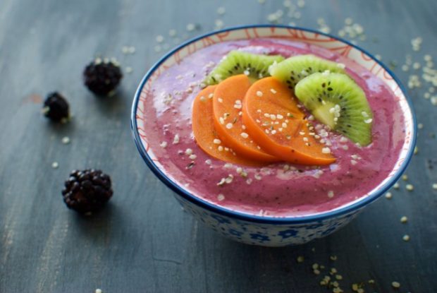 blackberry hemp seed smoothie bowl